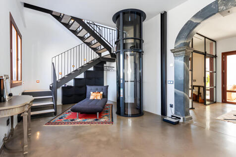 Eingangsbereich mit Stilvoller Treppe und Fahrstuhl