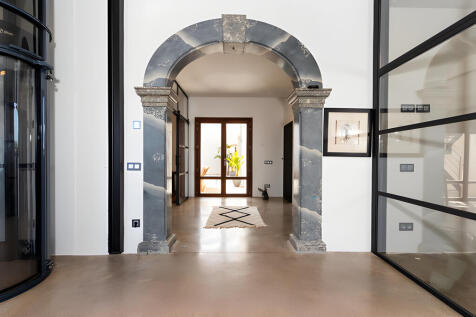 Eingangsbereich mit originalem Steinbogen