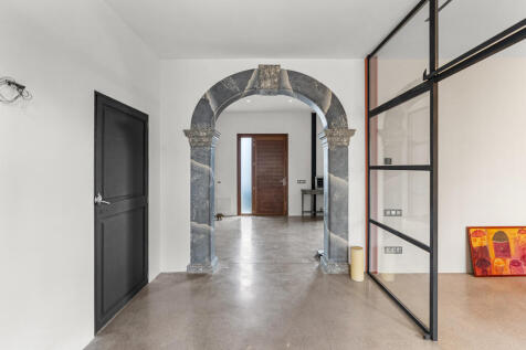 Eleganter Eingangsbereich mit Steinbogen