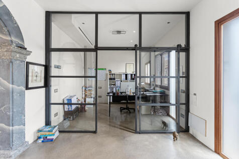 Büro- oder Schlafzimmerbereich hinter Glasfront mit viel Licht