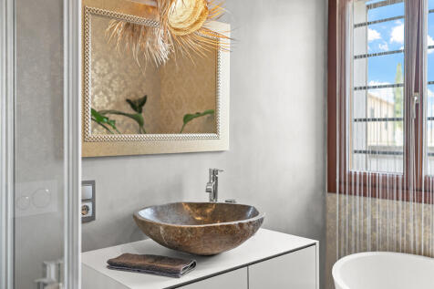 Detailaufnahme des Gäste-Badezimmers mit Naturstein-Waschbecken