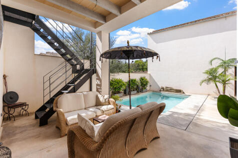 Überdachte Lounge-Terrasse mit gemütlicher Sitzgruppe