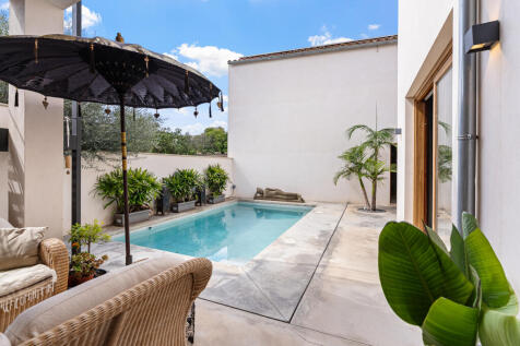 Moderner Patio mit Pool und sonniger Relaxzone