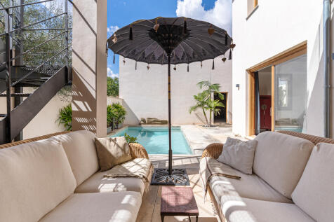 Überdachte Lounge mit Blick auf den Pool