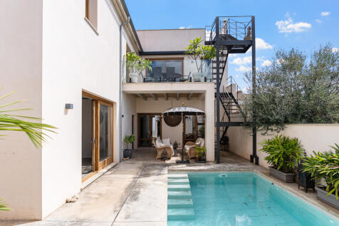 Stilvoller Patio mit Pool und einladender Relax-Oase