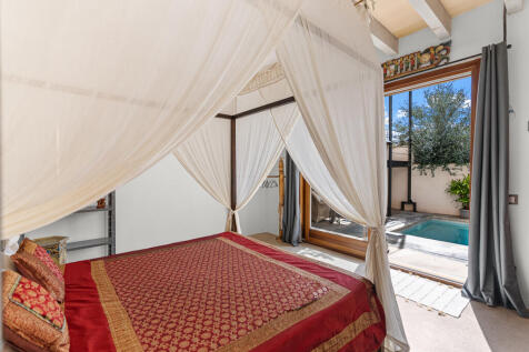 Gäste-Schlafzimmer mit direktem Zugang zum Poolbereich