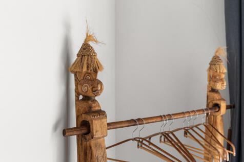 Detailaufnahme einer kunstvoll geschnitzten Garderobe