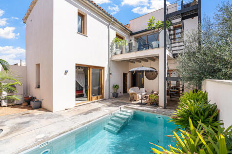 Innenhofansicht mit Pool, Terrasse und Dachterrasse