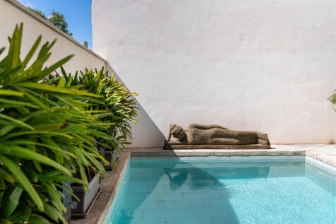 Stilvoller Poolbereich mit fernöstlichem Akzent