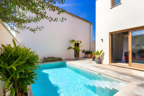 Patio mit Zugang zum Gästezimmer und zur Garage