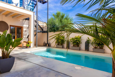 Überdachter Außensitzplatz und Poolarea