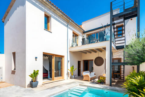 Patio mit Pool und Außenbereichen