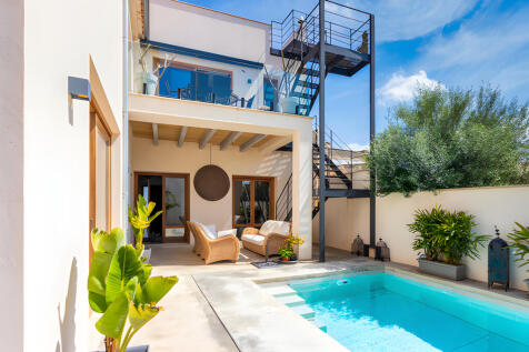 Patio mit Pool und Außenbereichen