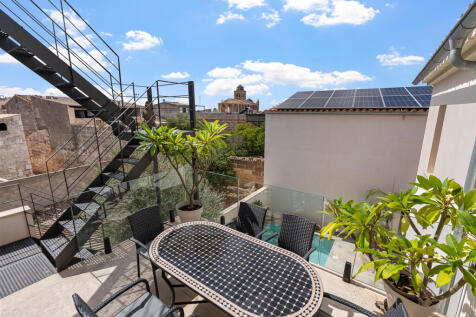 Terrasse mit Außentreppe und Blick auf die Altstadt