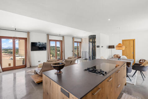 Heller Wohn- und Essbereich mit Küche und Panoramafenstern