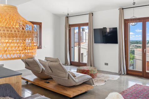 Gemütlicher Wohnbereich mit Relaxsesseln und viel Tageslicht