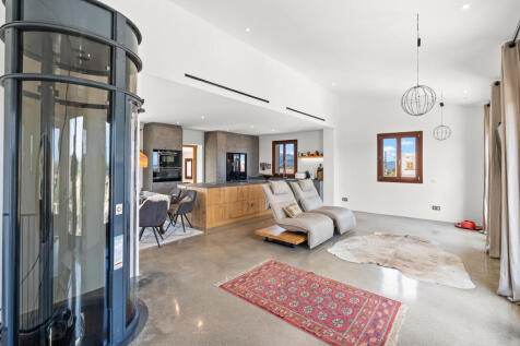 Offener Wohnbereich mit Pneumatik-Aufzug und moderner Küche