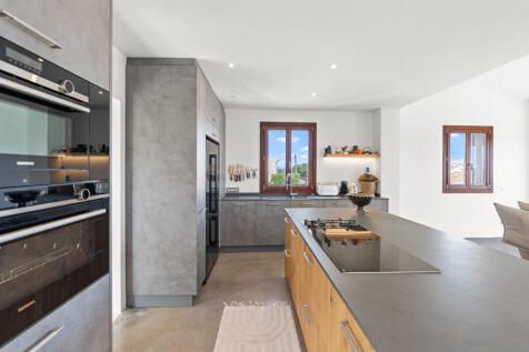 Zeitgemäße Küche mit klaren Linien und viel Stauraum