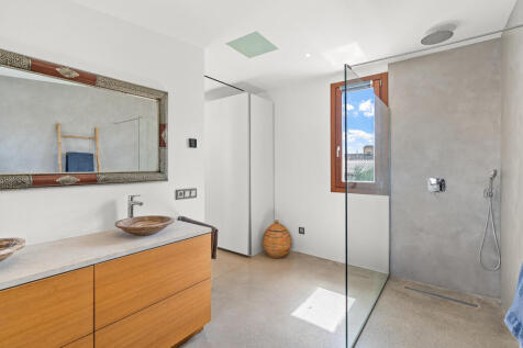 Großzügiges Badezimmer mit begehbarer Dusche und Naturakzenten