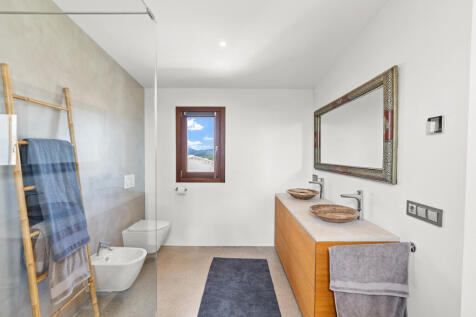 Modernes Badezimmer mit Doppelwaschbecken und Fensterblick