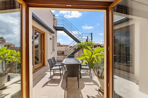 Terrasse mit Esstisch und direktem Zugang zum Schlafzimmer