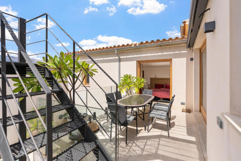 Sonnige Terrasse mit Esstisch und direktem Zugang zum Schlafzimmer