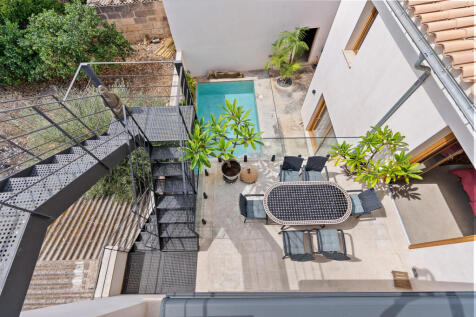 Blick von der Dachterrasse auf Pool und Patio