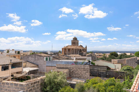 Ausblick auf die historische Kirche und umliegende Altstadt von Muro