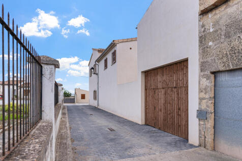 Straßenansicht mit klarer Architektur und mediterranem Charakter