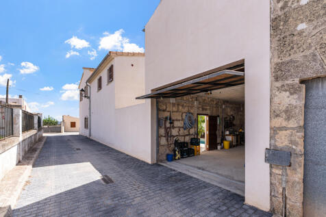 Großzügige Garage mit direktem Zugang und viel Platz