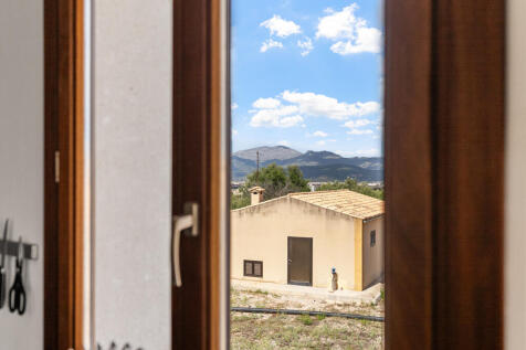 Ausblick durch das Fenster mit Blick auf die Berge