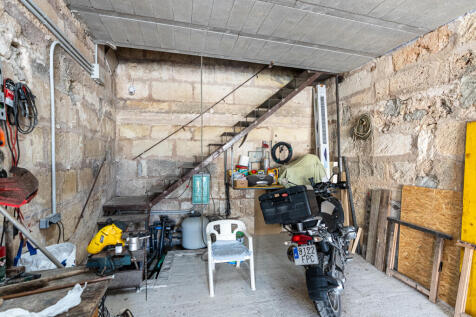 Großzügige Garage mit direktem Zugang und viel Platz