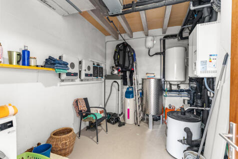 Technikraum mit moderner Haustechnik und Energiesystemen im Erdgeschoss