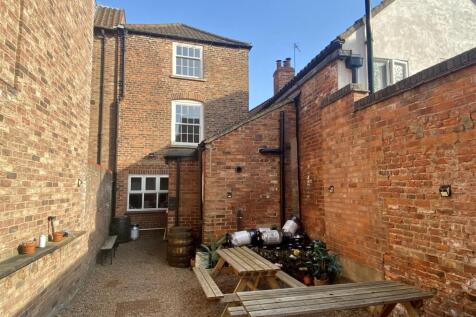 Shared rear courtyard