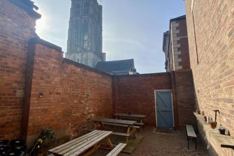 Shared rear courtyard