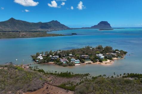 20230915ILOT FORTIET  AERIAL WITH LE MORNE V01
