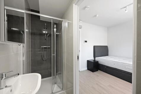 CS - 144 Hagden Lane - Studio17 Ensuite3 (1).JPG
