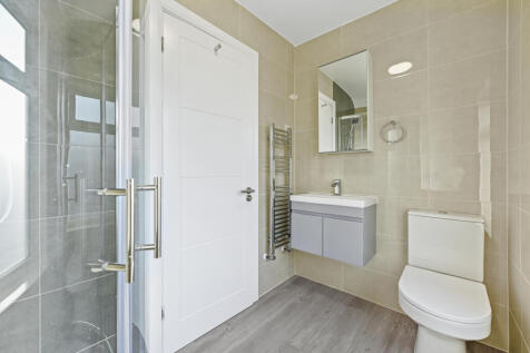 CS - 16 Yarmouth Road - Room 4 Ensuite3 (1).JPG