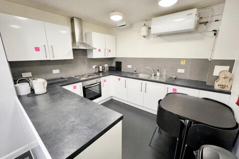 Kitchen 2.jpeg