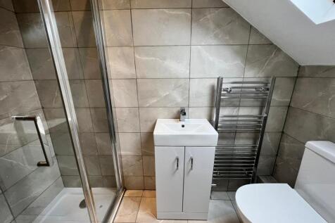 Bathroom 1 - Flat 6 - 102 104 Station Rd