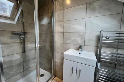 Bathroom 2 - Flat 6 - 102 104 Station Rd 