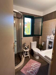Bathroom 2 (Floor 2)