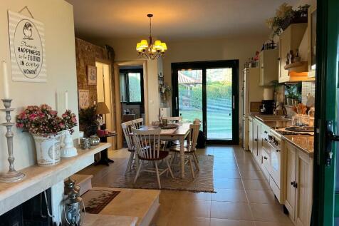 Kitchen (Floor 1)