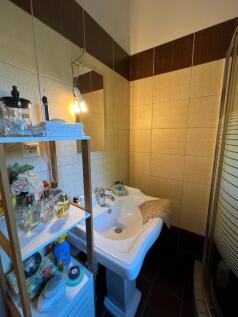 Bathroom 1 (Floor 1)
