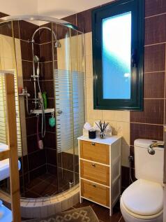 Bathroom 1 (Floor 1)