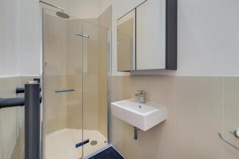 8_Main Ensuite-0.jpg