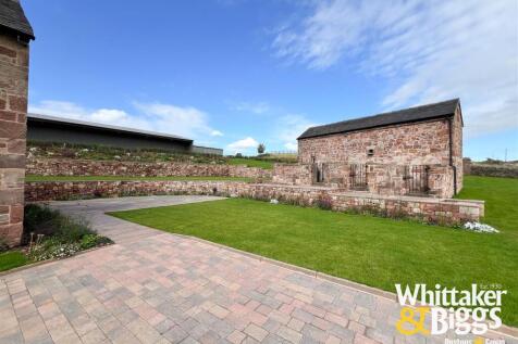 Outbuilding &amp; Rear Garden