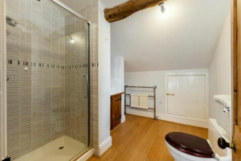 Principal Bedroom En-Suite