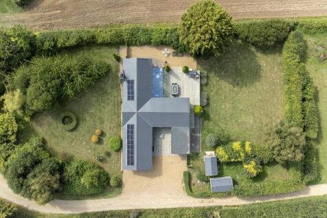 Bird&#39;s-eye view of the landscaped gardens and ho