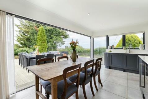 Dining with seamless indoor-outdoor flow